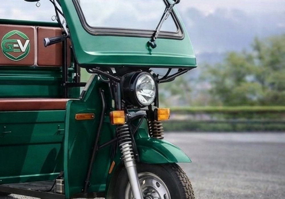 GEV electric rickshaw, front detail with logo